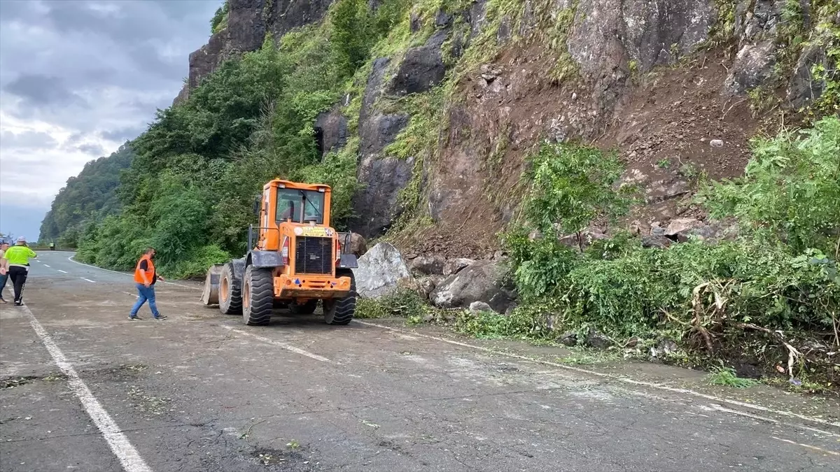 Karadeniz Sahil Yolu'nda Heyelan: Ulaşım Kapandı