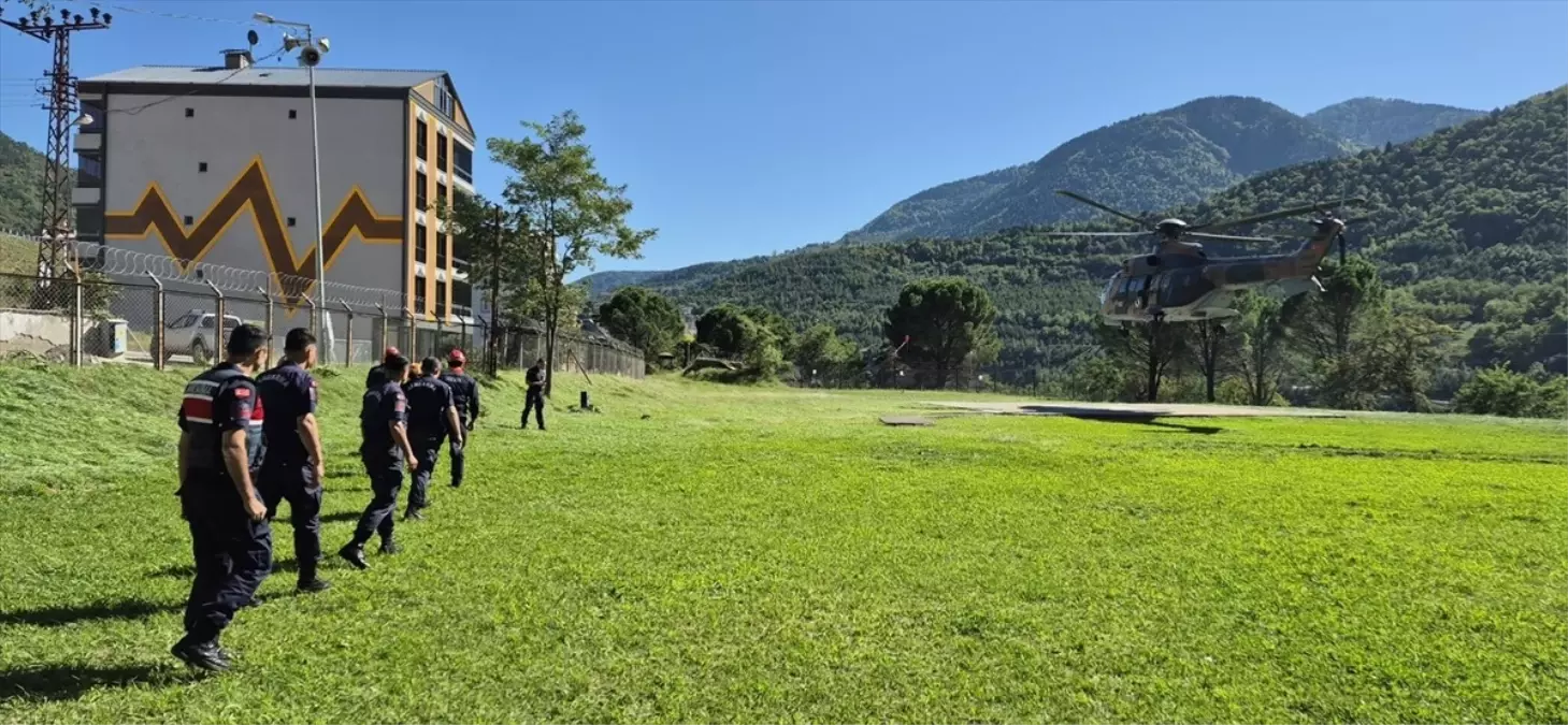 Artvin'de Sel ve Heyelan: Turistler Helikopterle Tahliye Edildi