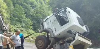 Artvin'de Heyelan Nedeniyle Kapanan Yolda Kamyon Çukura Düştü