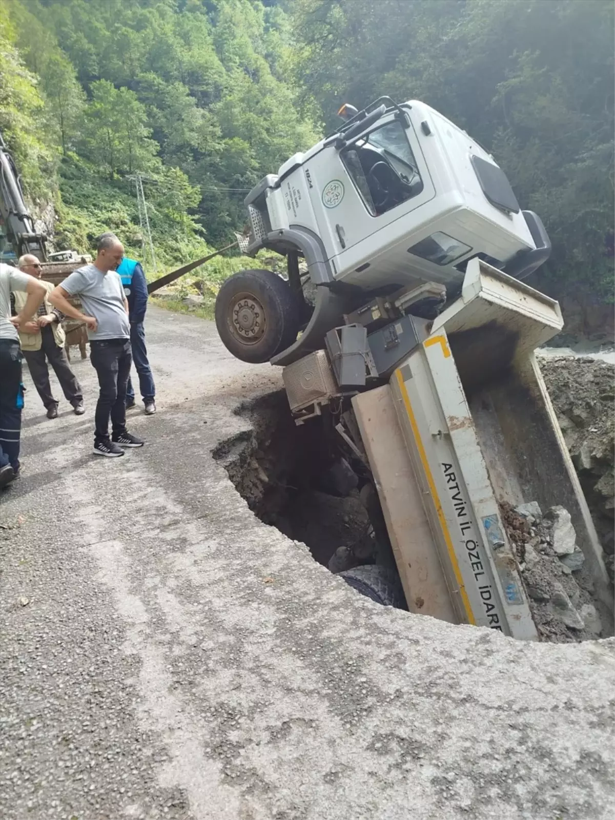 Artvin'de Heyelan Nedeniyle Kapanan Yolda Kamyon Çukura Düştü