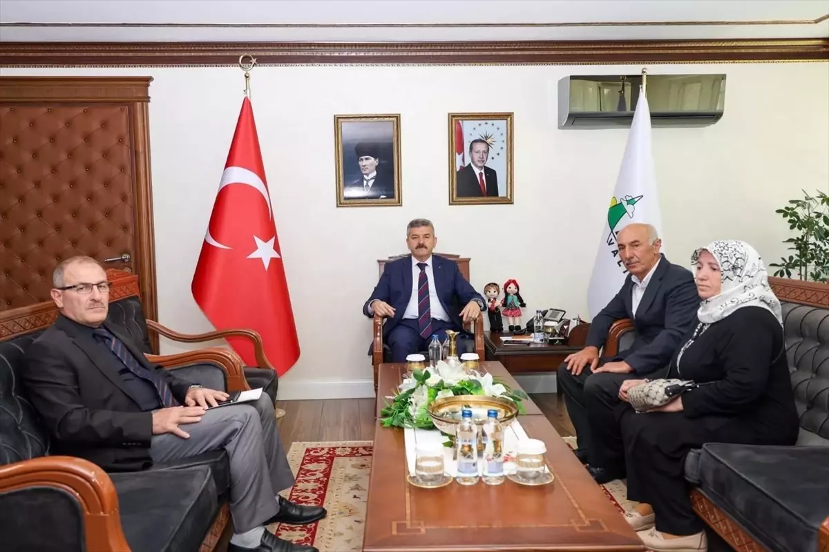 Artvin Valisi Ergün şehit ailesi ile bir araya geldi