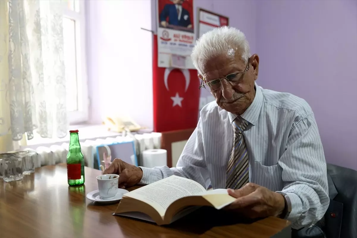 Huzurevinde Mini Konserler Düzenleyen Cemal Şener'in Sanat Yolculuğu