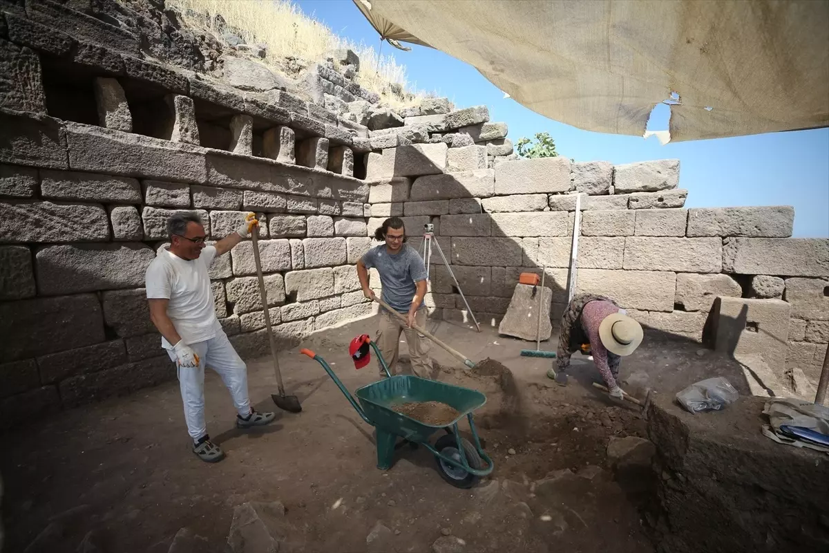 Assos Antik Kenti'nde 3.500 Yıllık Stoa Kazıları Başladı