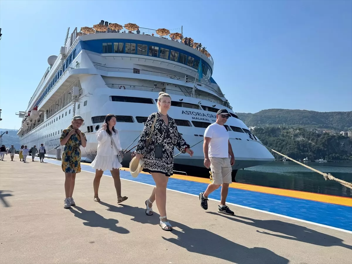 Astoria Grande Kruvaziyeri Amasra'ya Demir Attı