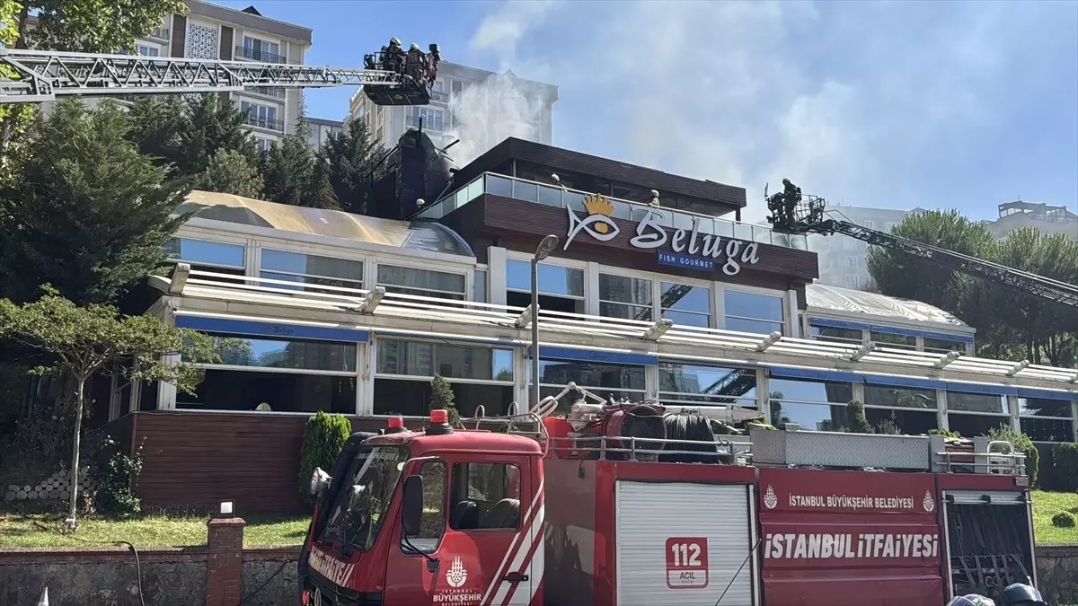 Ataşehir'de Restoranın Teras Katında Yangın Çıktı