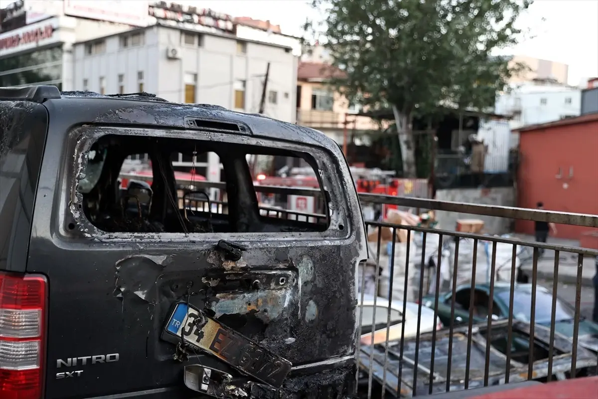 Ataşehir'de Sanayi Sitesinde Yangın: Araçlar Hasar Gördü