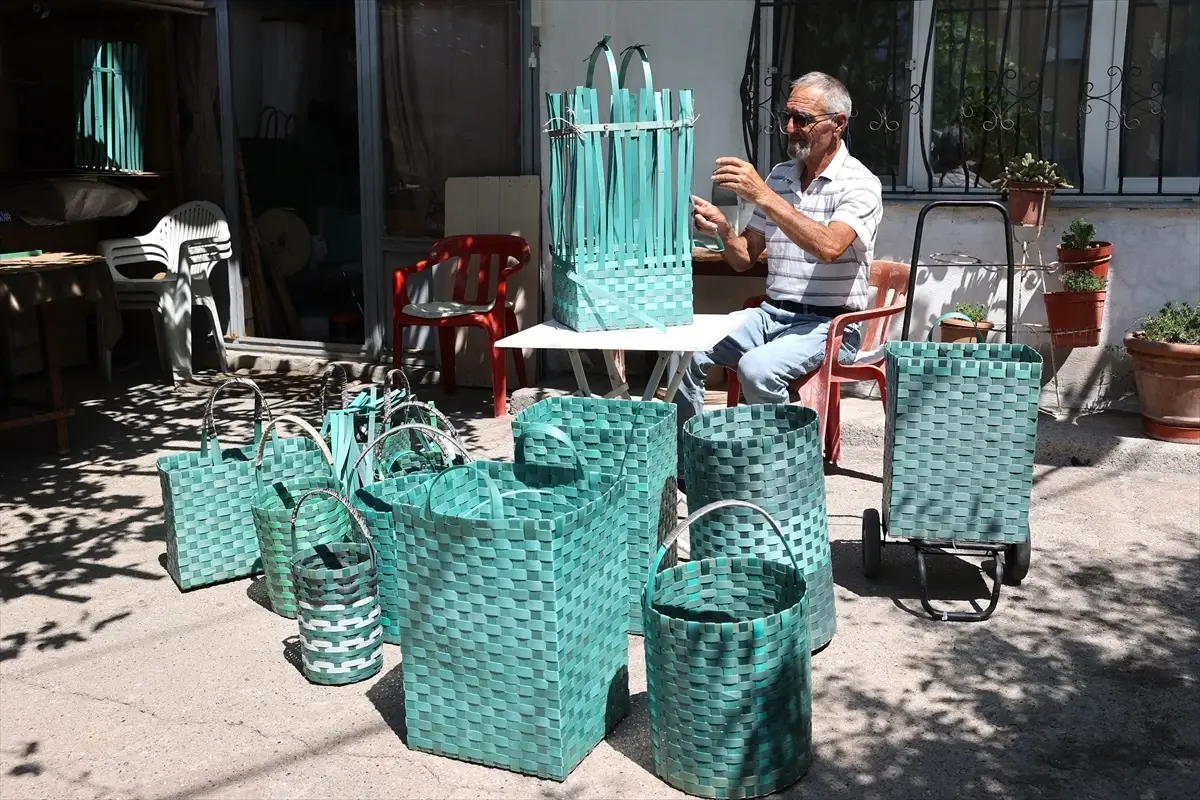 Atık Plastiklerden Sepet ve Çanta Üretiyor