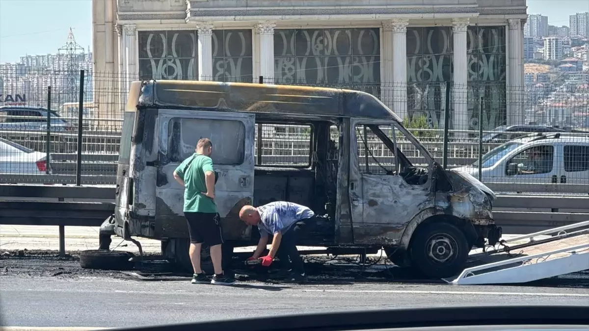 Avcılar'da Minibüs Yangını Trafiği Etkiledi