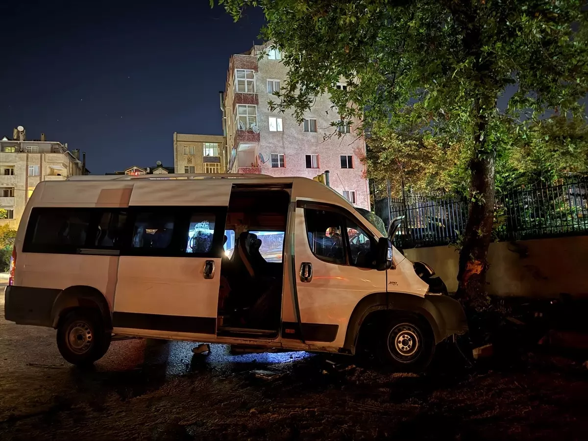 Avcılar'da Minibüs ile Otomobil Çarpıştı: 4 Yaralı