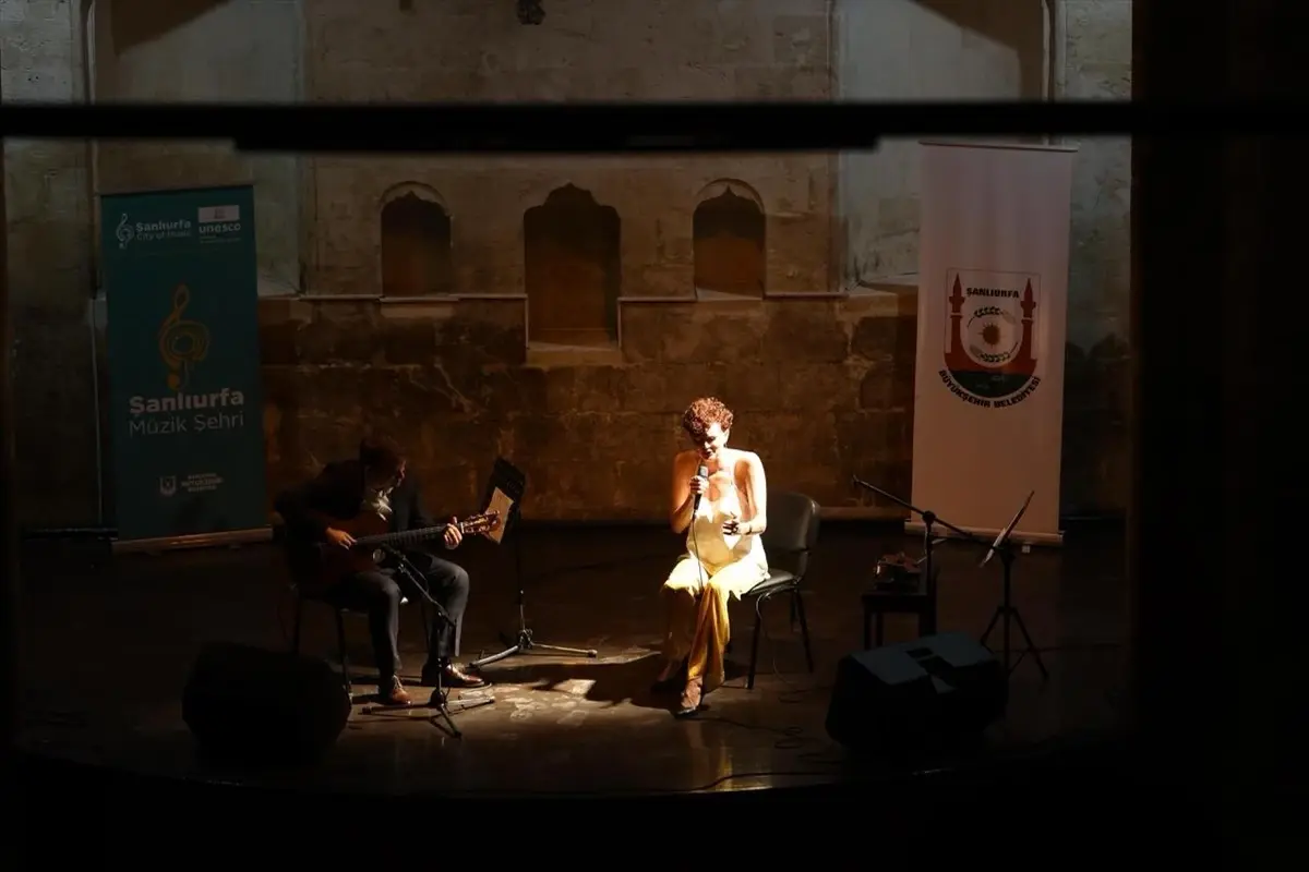 Avusturyalı Müzisyen Phoebe Violet, Şanlıurfa'da Konser Verdi