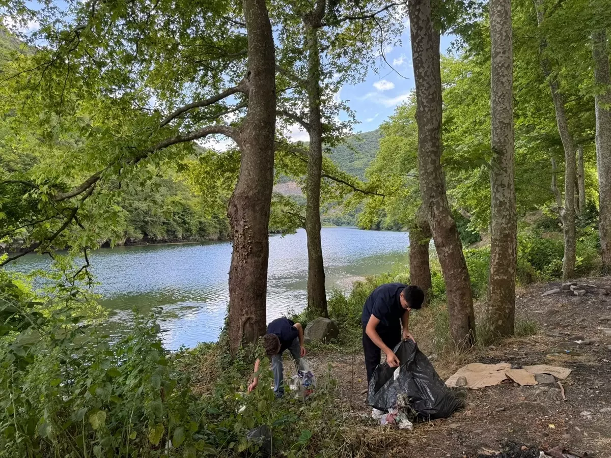 Gençlerin Doğa Sevgisi: Ayvacık'ta Çöp Toplayarak Örnek Davranış