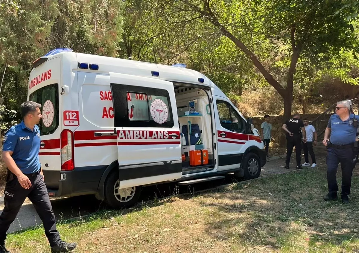 16 Yaşındaki Çocuk Bıçakla Yaralandı, İki Kişi Gözaltında