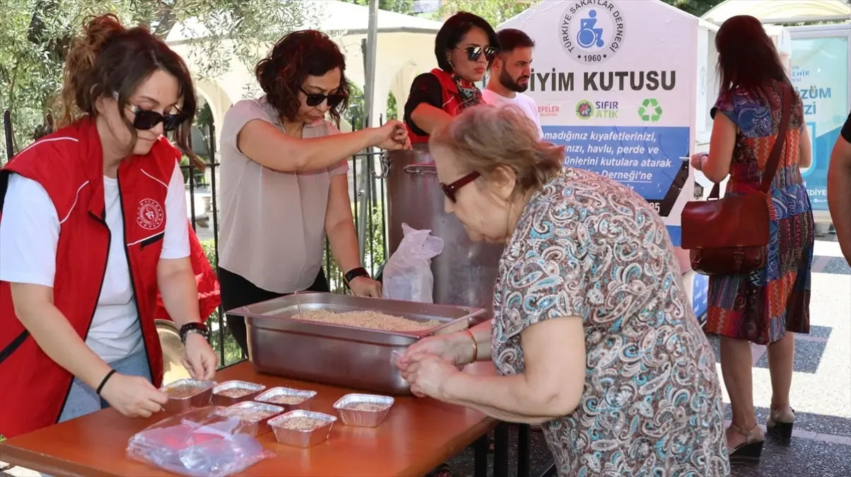 Aydın'da Gönüllü Gençlerden Aşure İkramı
