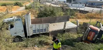 Aydın'da İş Makinesi Taşıyan Kamyon Şarampole Devrildi: 2 Yaralı