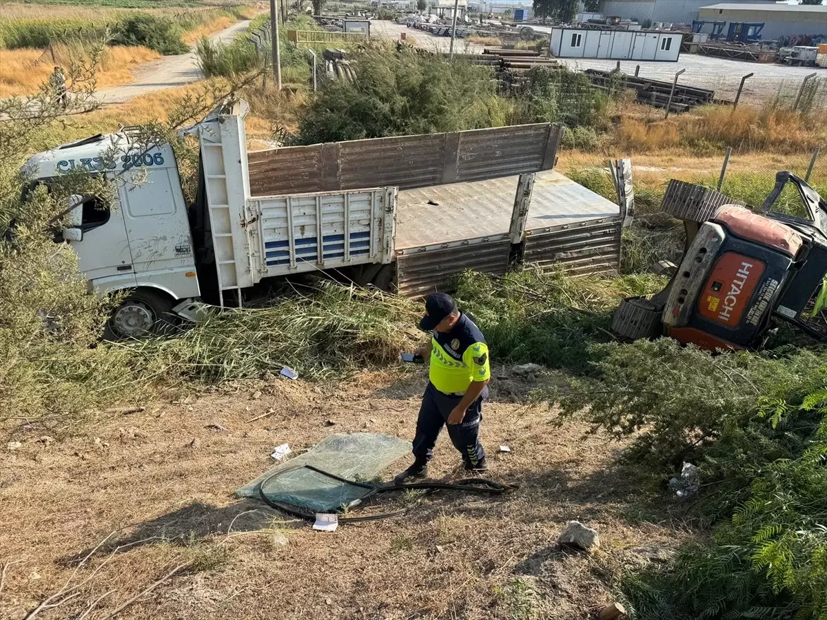 Aydın'da İş Makinesi Taşıyan Kamyon Şarampole Devrildi: 2 Yaralı