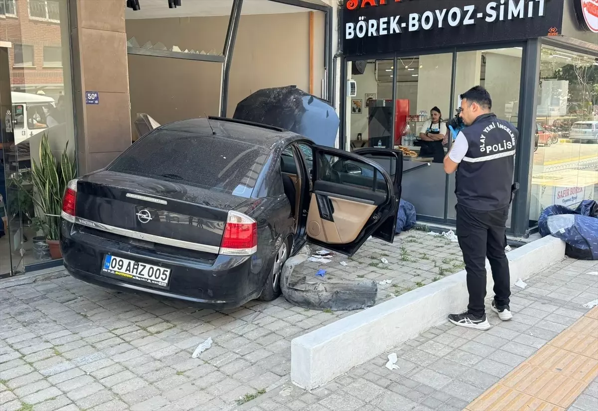Aydın'da Trafik Kazası: Kaldırımda Bekleyen Kişiye Çarpan Araç Mobilya Mağazasına Girdi