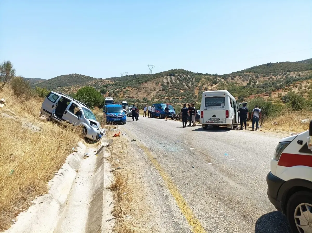 Aydın'da Minibüs ile Hafif Ticari Araç Çarpıştı: 14 Yaralı