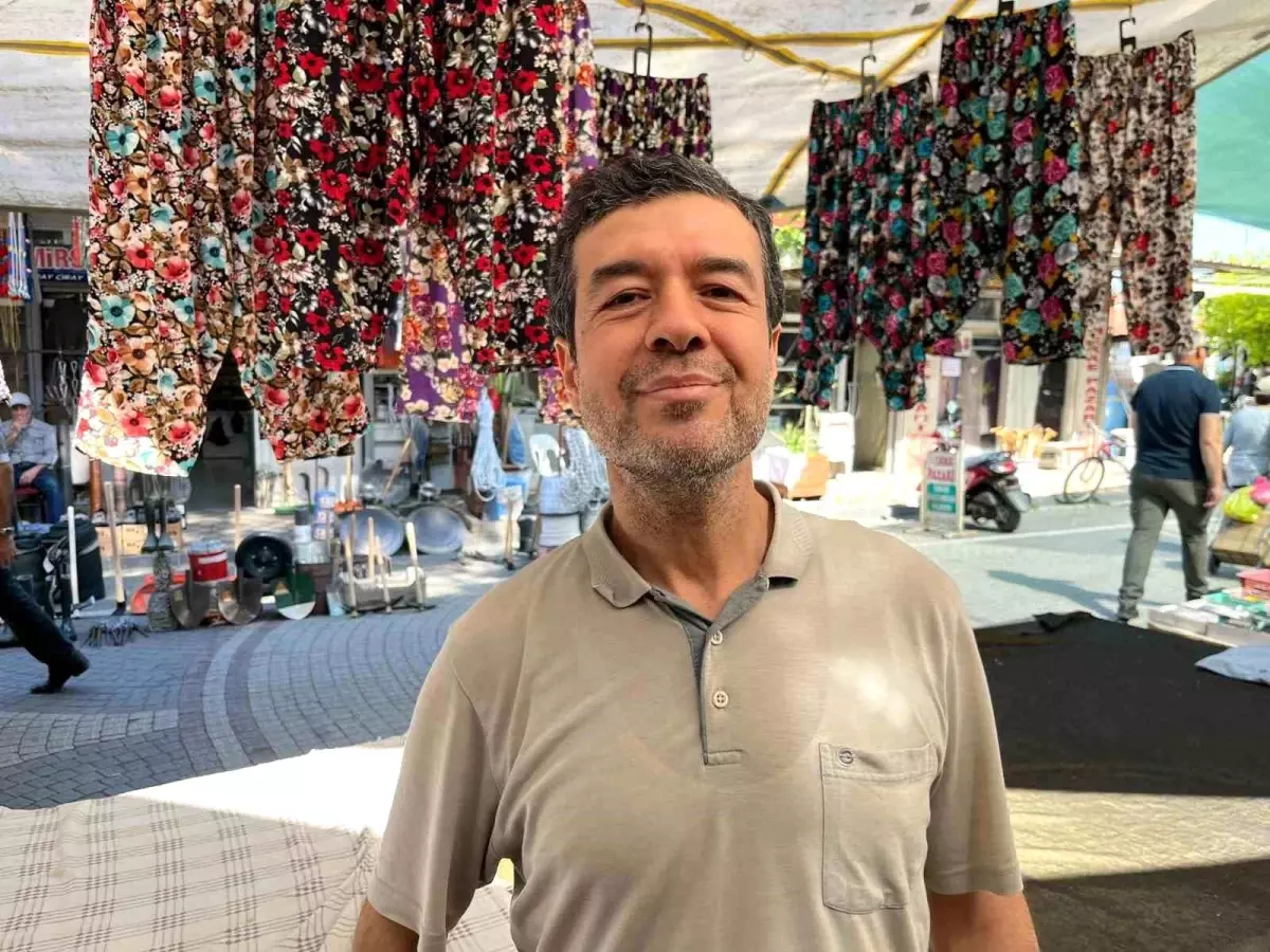 Aydın'da Oğul Veren Arılar Pazarcının Çadırını Sardı