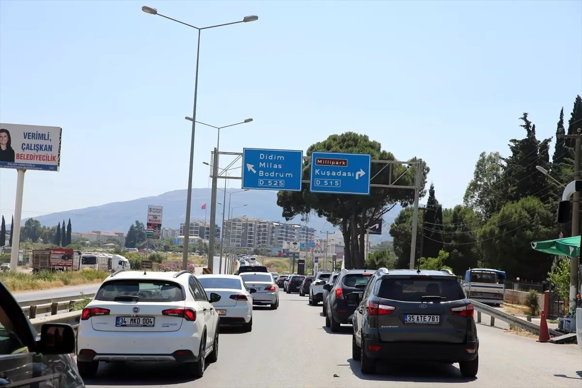 Kurban Bayramı Tatili Nedeniyle Aydın-Söke Yolunda Araç Kuyruğu