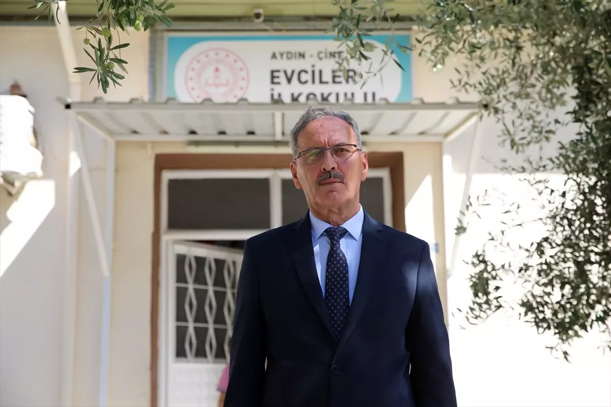 Öğretmen Mehmet Abbak, Eski Okulunu Yeniden İnşa Ettiriyor