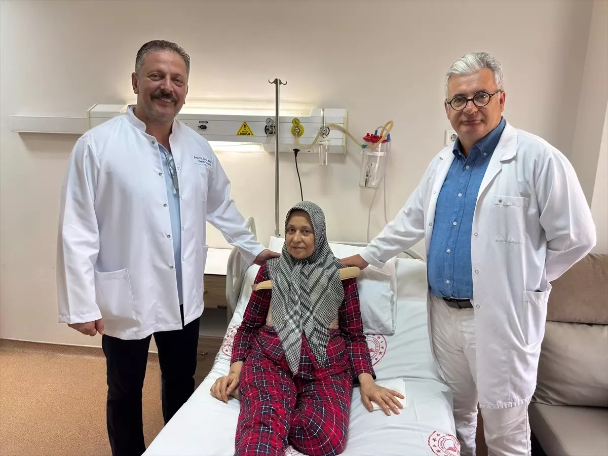 İzmir'de Eş Zamanlı 3 Kalp Kapağı Değişimi ve Baypas Ameliyatı Başarıyla Gerçekleştirildi