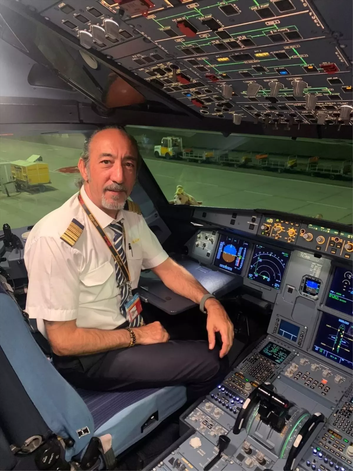 Aynı havayolu şirketinde görev yapan baba, kız ve oğul gökyüzünde buluşuyor