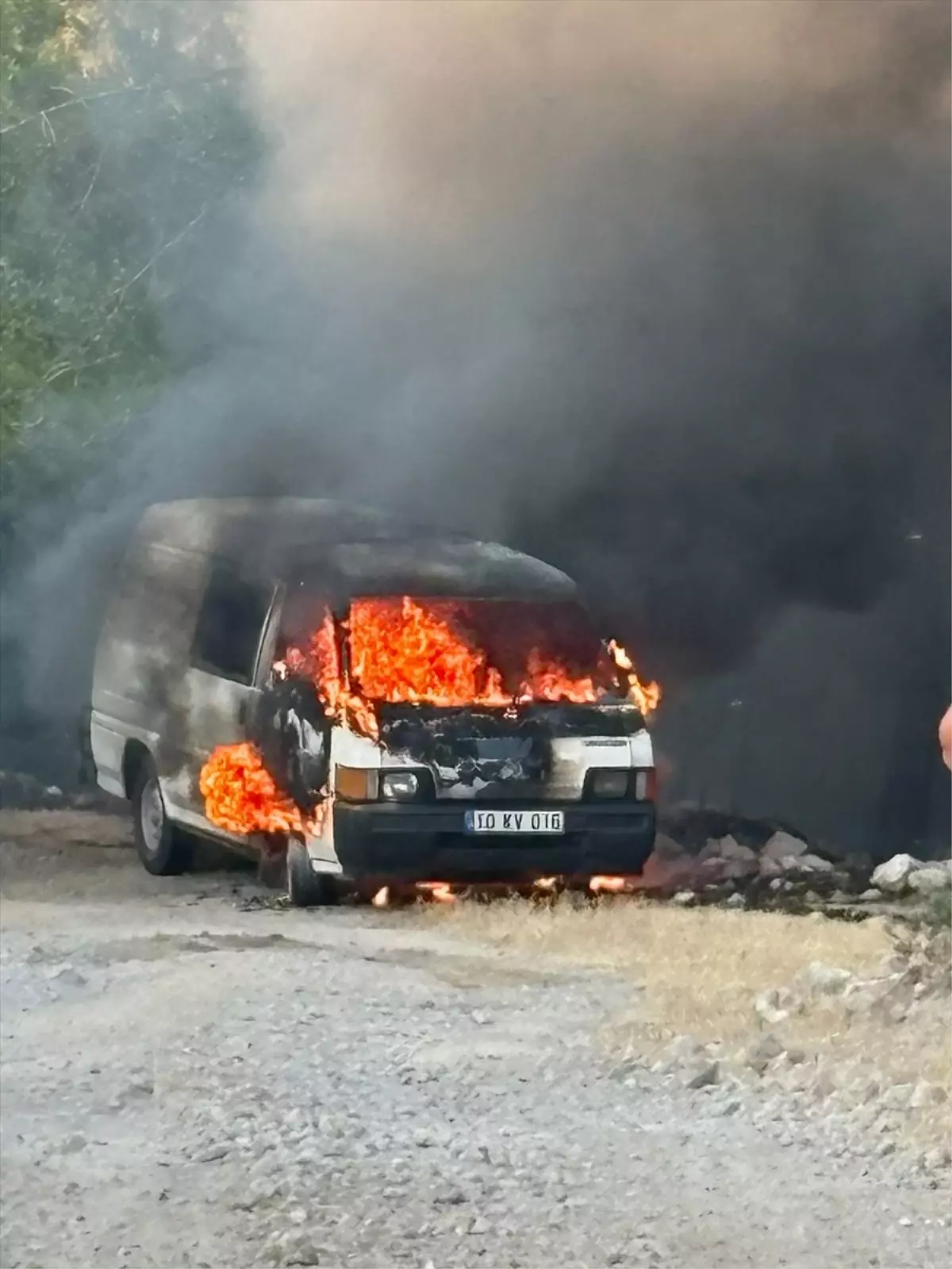 Çanakkale'de Arızalanan Minibüsten Ormana Sıçrayan Yangın Kontrol Altına Alındı