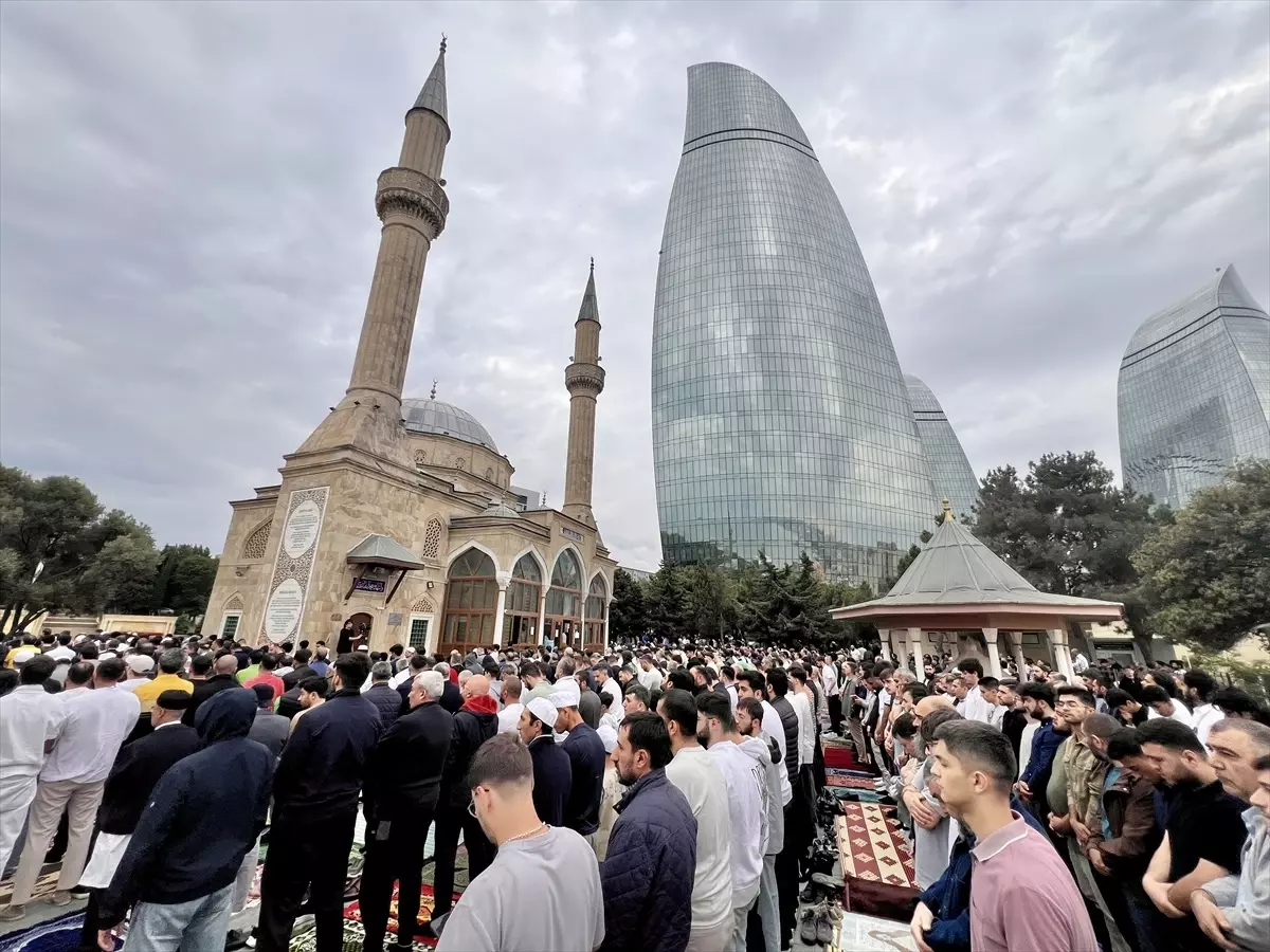 Azerbaycan'da bayram namazı kılındı