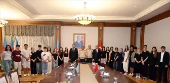 Azerbaycan Savunma Bakanı Hasanov, Türkiye'den gelen şehit çocuklarıyla buluştu