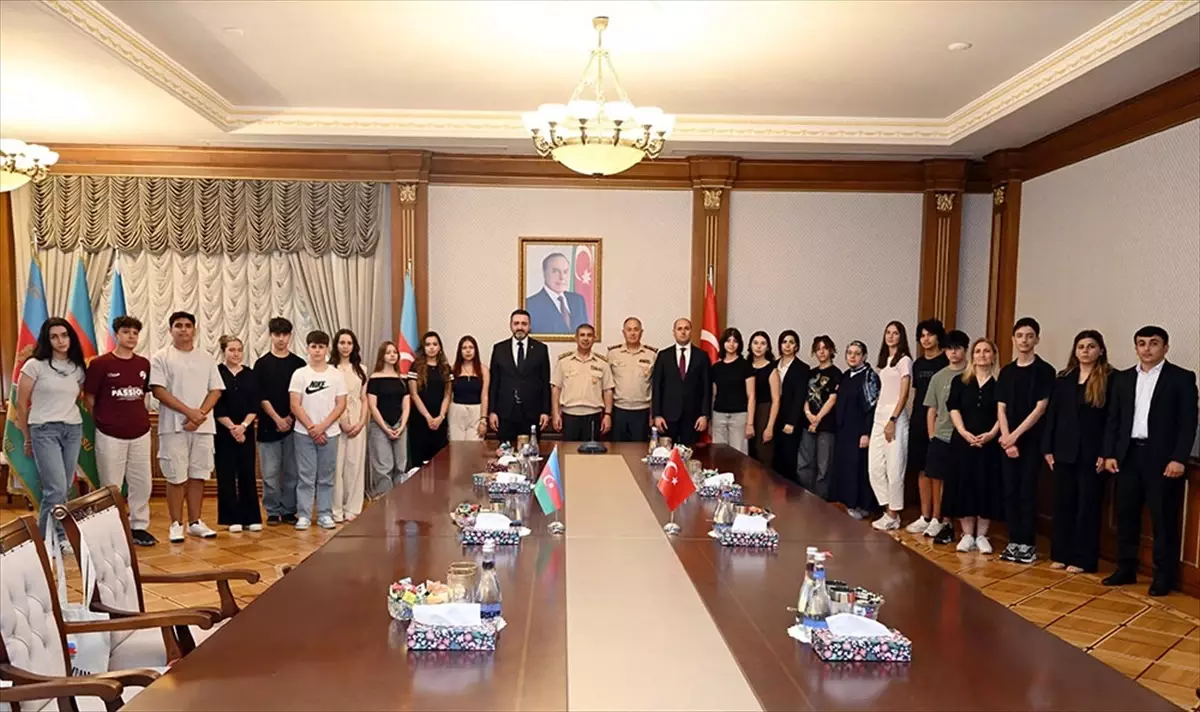 Azerbaycan Savunma Bakanı Hasanov, Türkiye'den gelen şehit çocuklarıyla buluştu