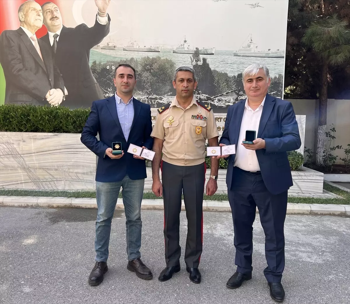 Azerbaycan Savunma Bakanı, AA Muhabirlerini Ödüllendirdi