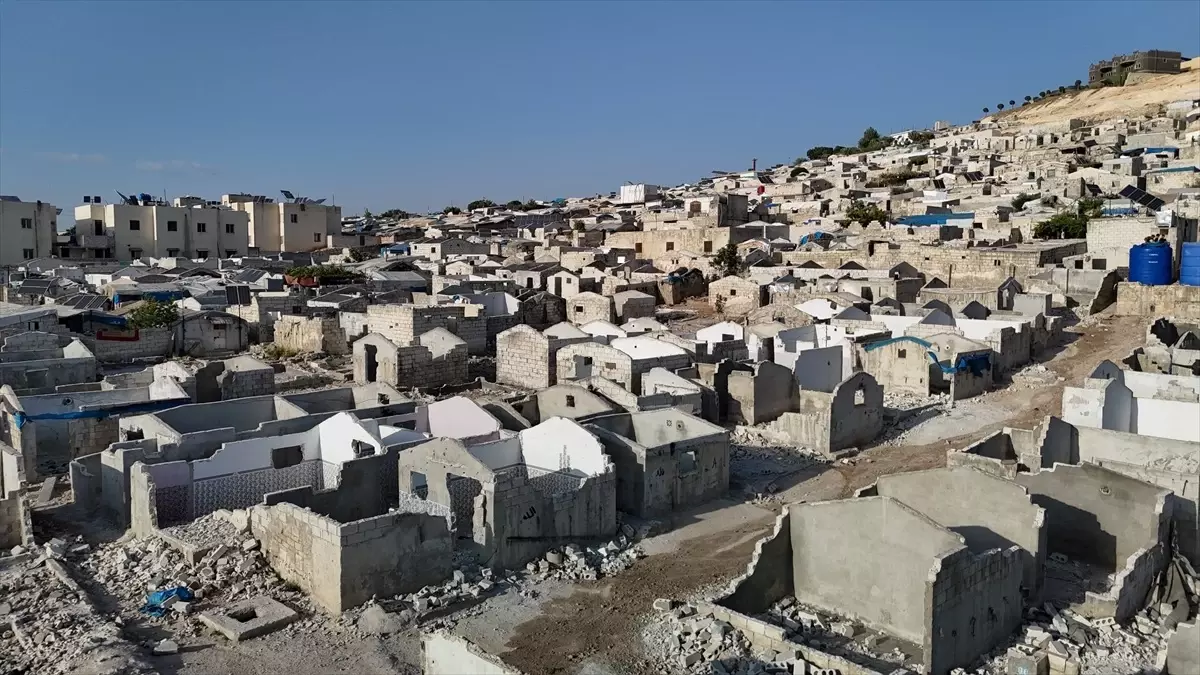 Baas rejiminin devrilmesinin ardından binlerce Suriyeli sivil evlerine dönmeye devam ediyor