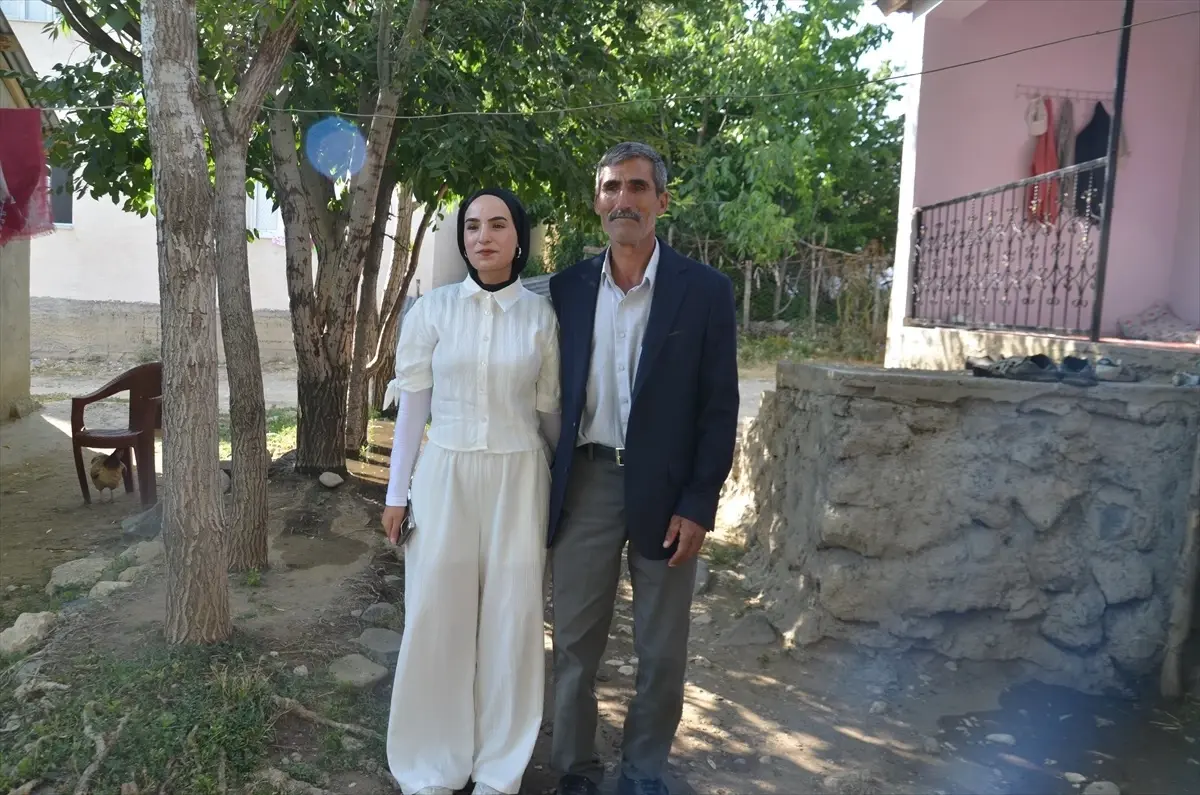Baba Kızı Çiçekle Karşıladı, YKS'de Başarı Sağladı
