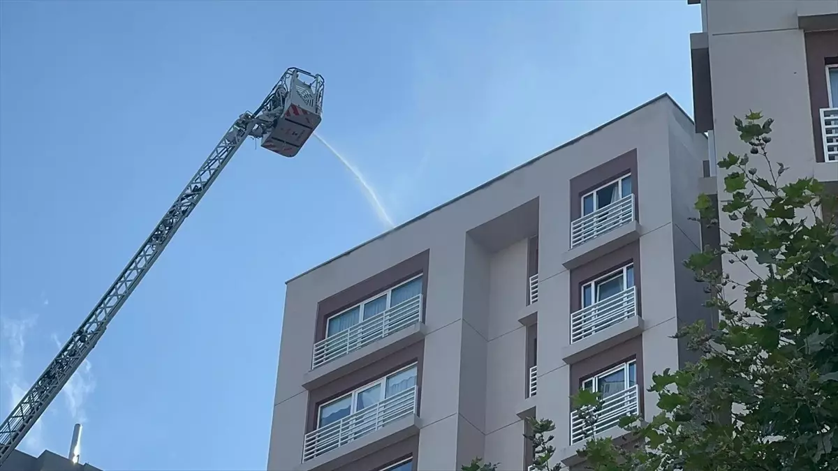 Bağcılar'da Bir Binada Çatı Yangını: Mahsur Kalanlar Kurtarıldı