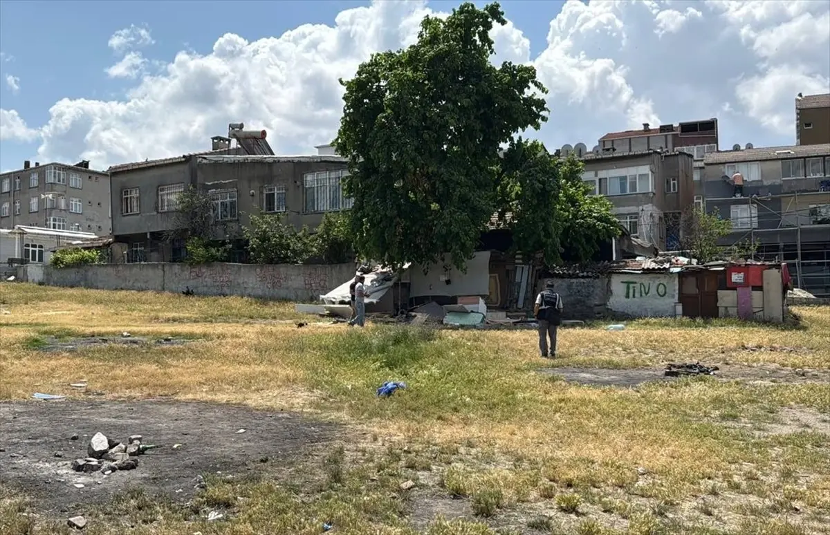 Bağcılar'da Boş Arazide Erkek Cesedi Bulundu