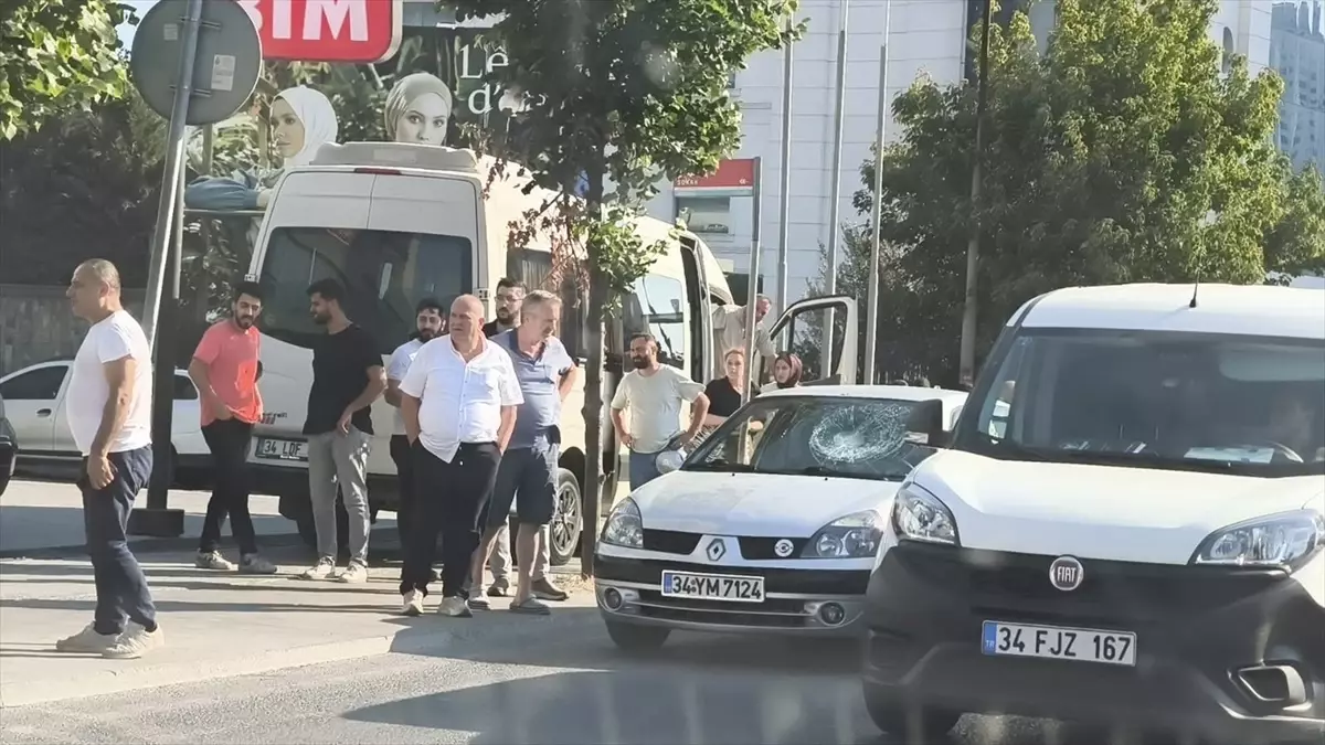 Bağcılar'da Trafikte Kavga: Motosikletli Sürücü Camı Kırdı