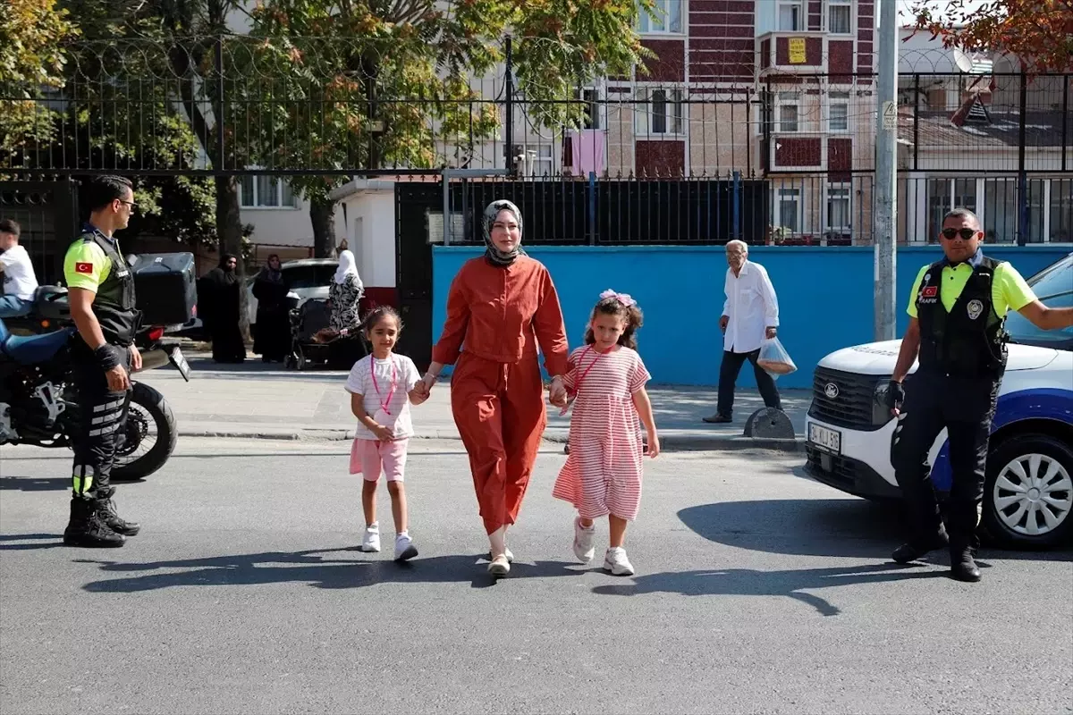 Bağcılar Belediyesi, Uyum Haftası'nda Öğrenciler İçin Nöbet Tutuyor