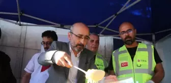 Bağdat'ta Yunus Emre Kültür Merkezi aşure dağıttı