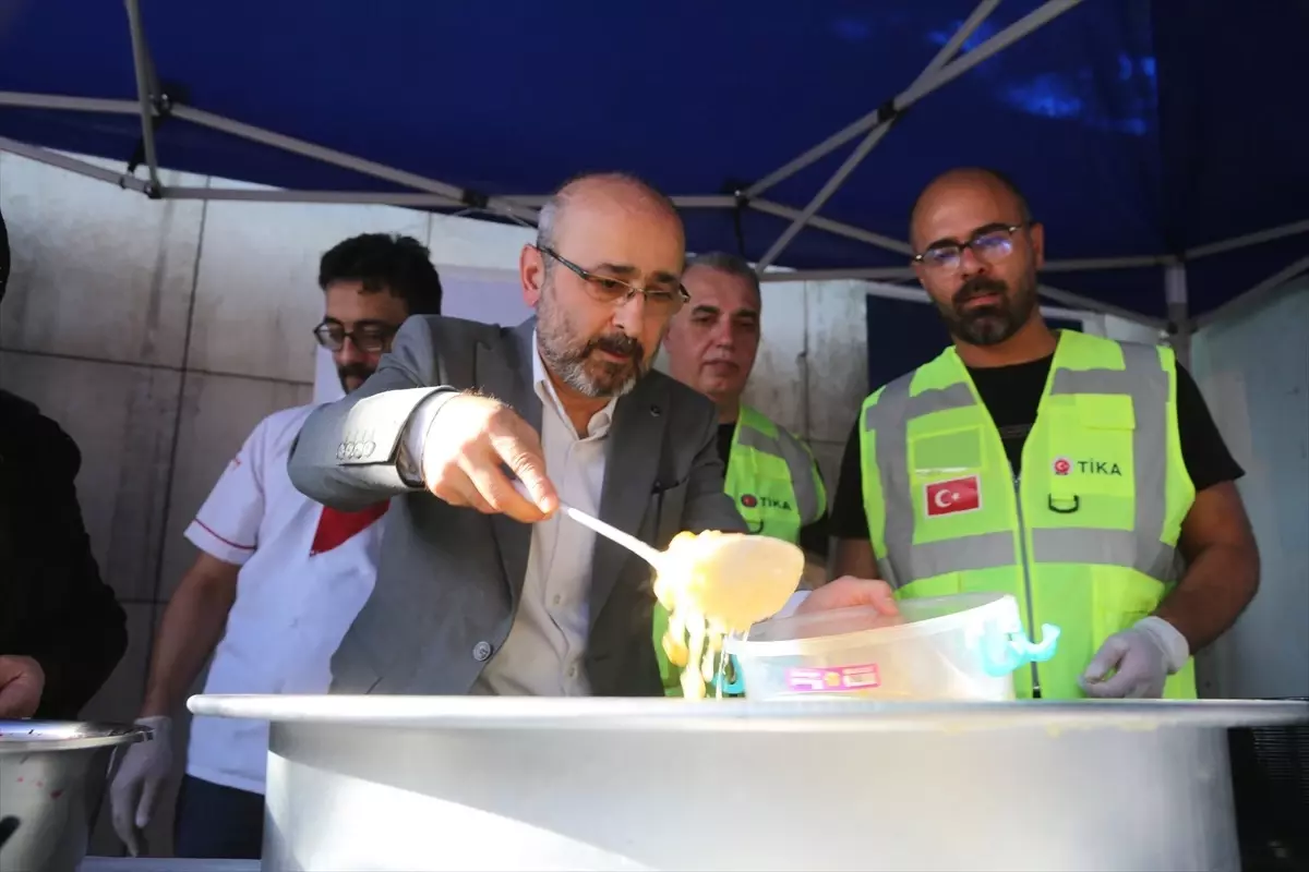 Bağdat'ta Yunus Emre Kültür Merkezi aşure dağıttı