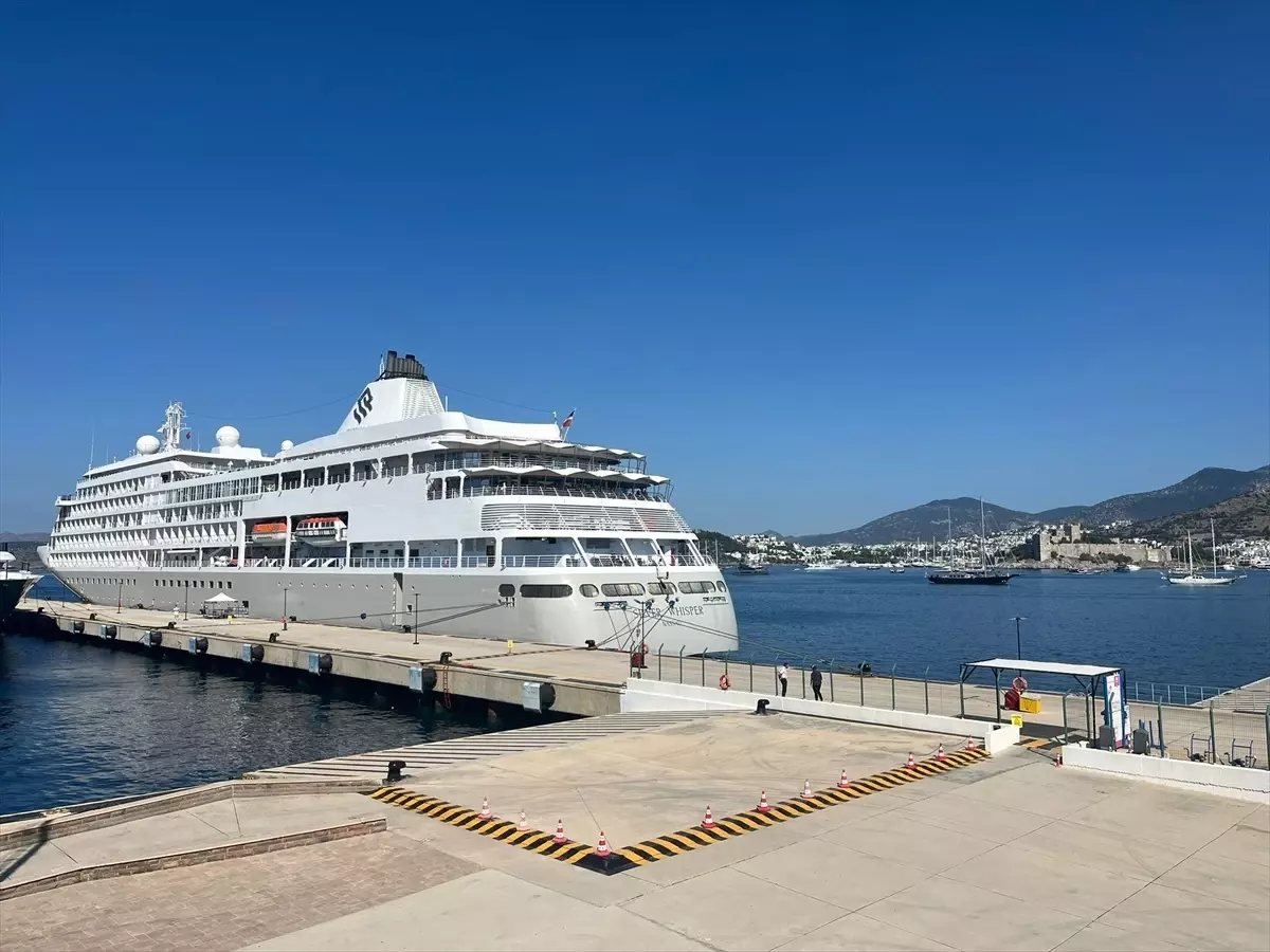 Bahama Bandıralı 'Silver Whisper' Kruvaziyeri Bodrum'a Geldi