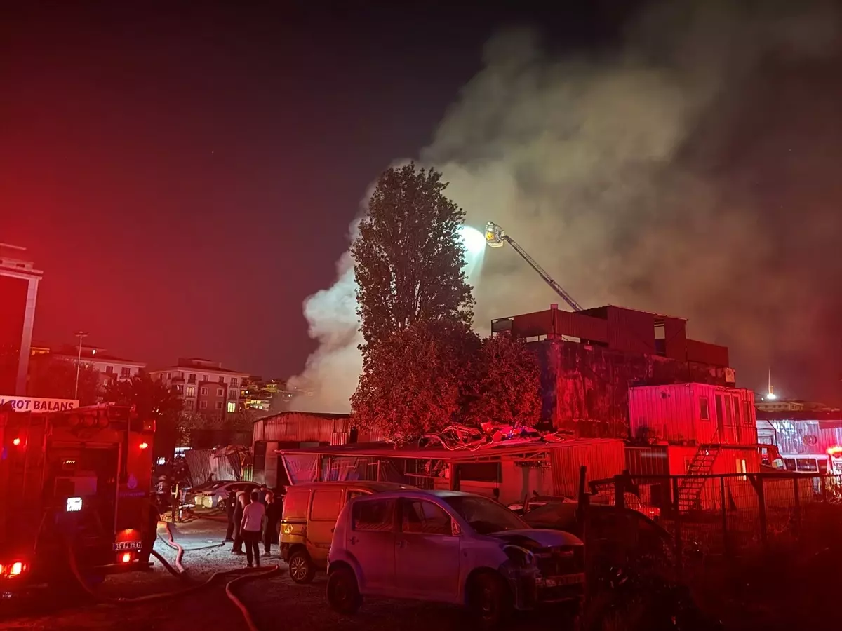 Bahçelievler'de Oto Sanayi Sitesinde Yangın: 10 Araç Yandı