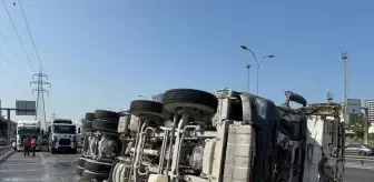 Bahçelievler'de Beton Mikserinin Devrilmesi Trafik Yoğunluğu Oluşturdu