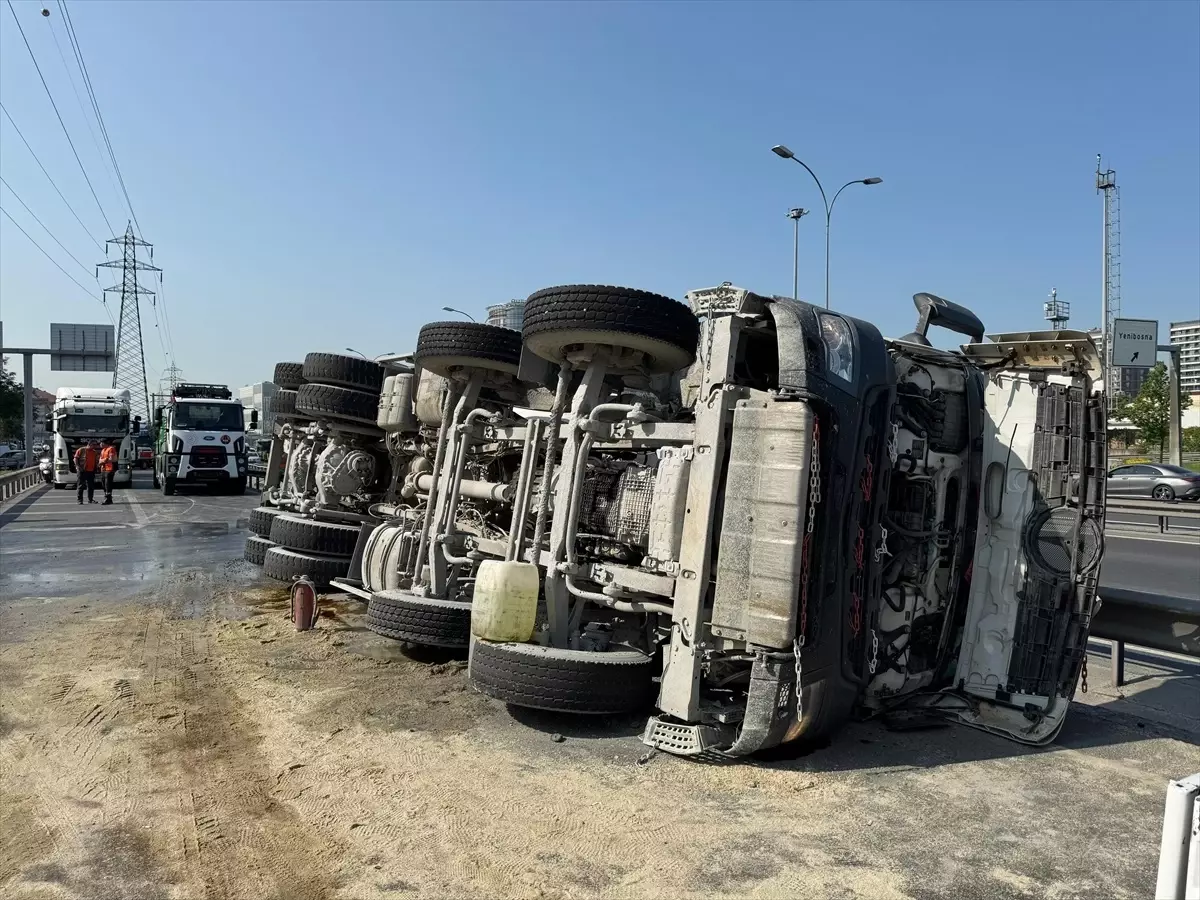 Bahçelievler'de Beton Mikserinin Devrilmesi Trafik Yoğunluğu Oluşturdu