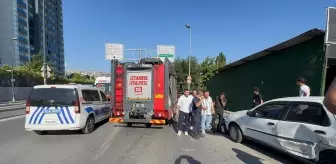 Bahçelievler'de Kontrolden Çıkan Araç Park Halindeki Araca Çarptı, 1 Yaralı