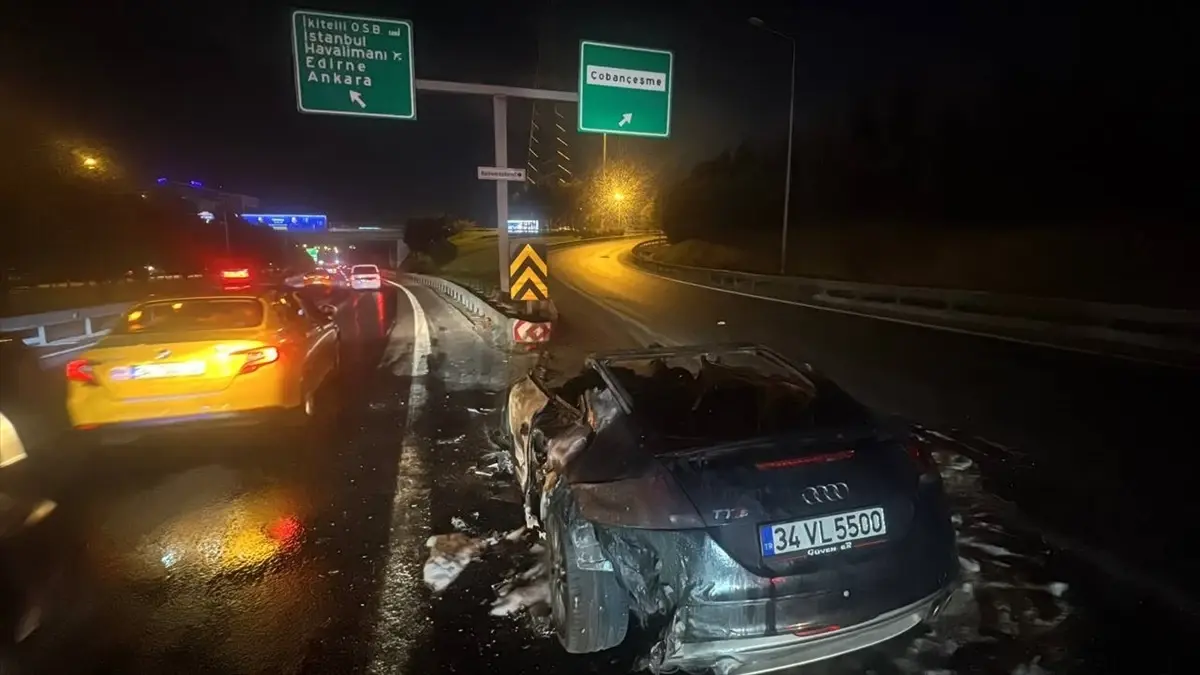 Bahçelievler'de Seyir Halindeyken Yanan Otomobil Kullanılamaz Hale Geldi
