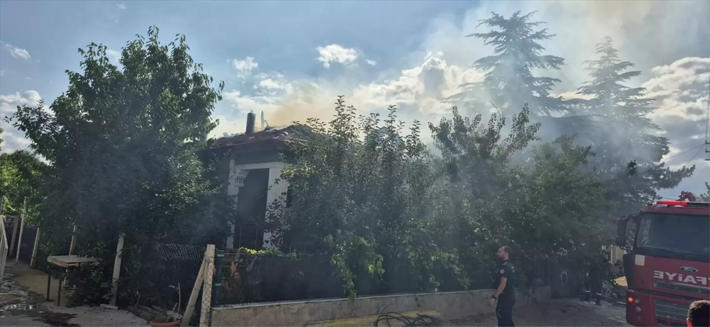 Kırıkkale'de Kömürlük Yangını Ev Çatısına Sıçradı