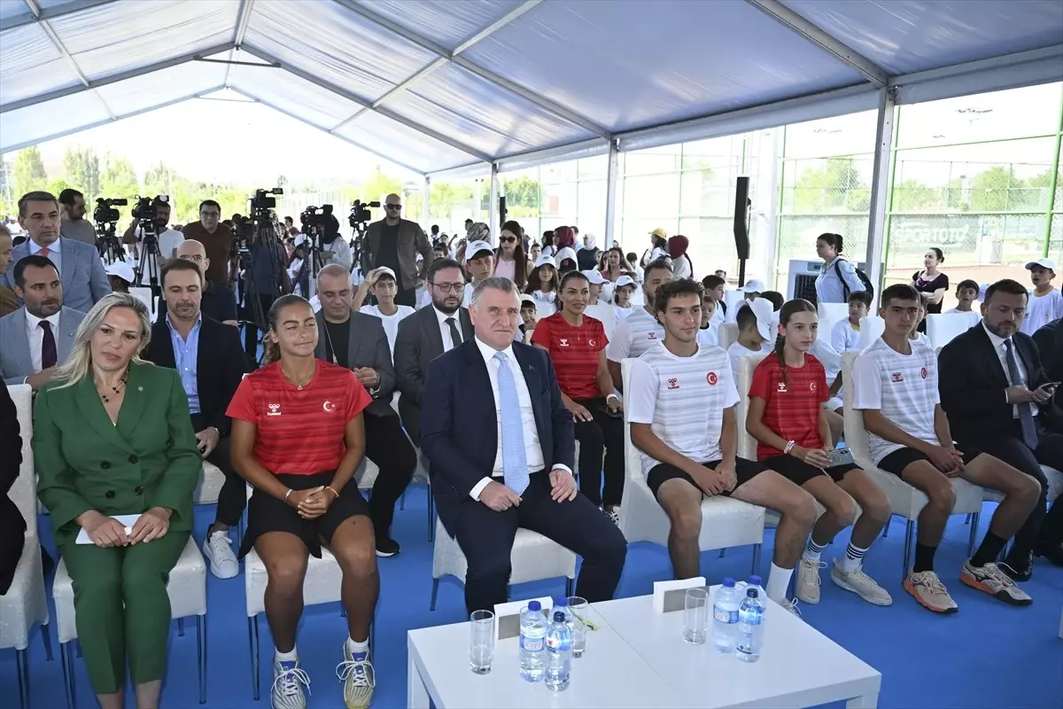 Bakan Bak: 'Türkiye'de bir spor tesisi devrimi yaşanmaktadır'