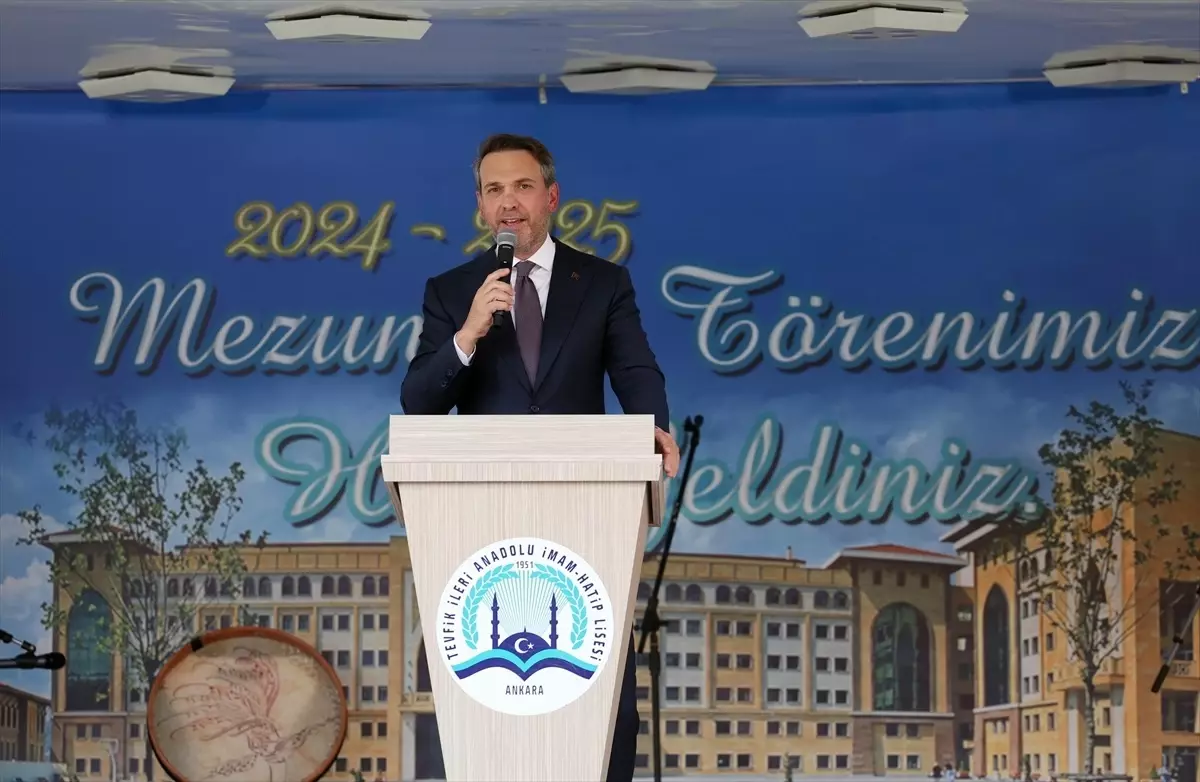 Bakan Bayraktar, Tevfik İleri Anadolu İmam Hatip Lisesi'nde mezuniyet törenine katıldı