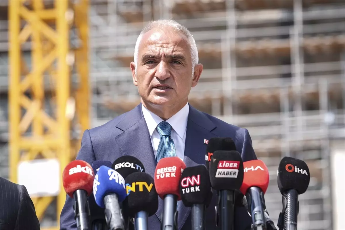Bakan Ersoy, Ayasofya'daki restorasyon ve güçlendirme çalışmalarını yerinde inceledi