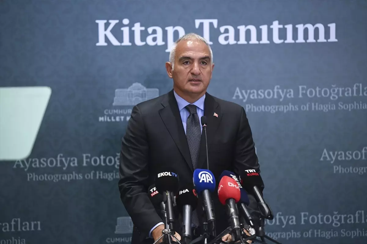 Bakan Ersoy, 'Ayasofya Fotoğrafları' kitabının tanıtım programı ve sergisinin açılışına katıldı Açıklaması